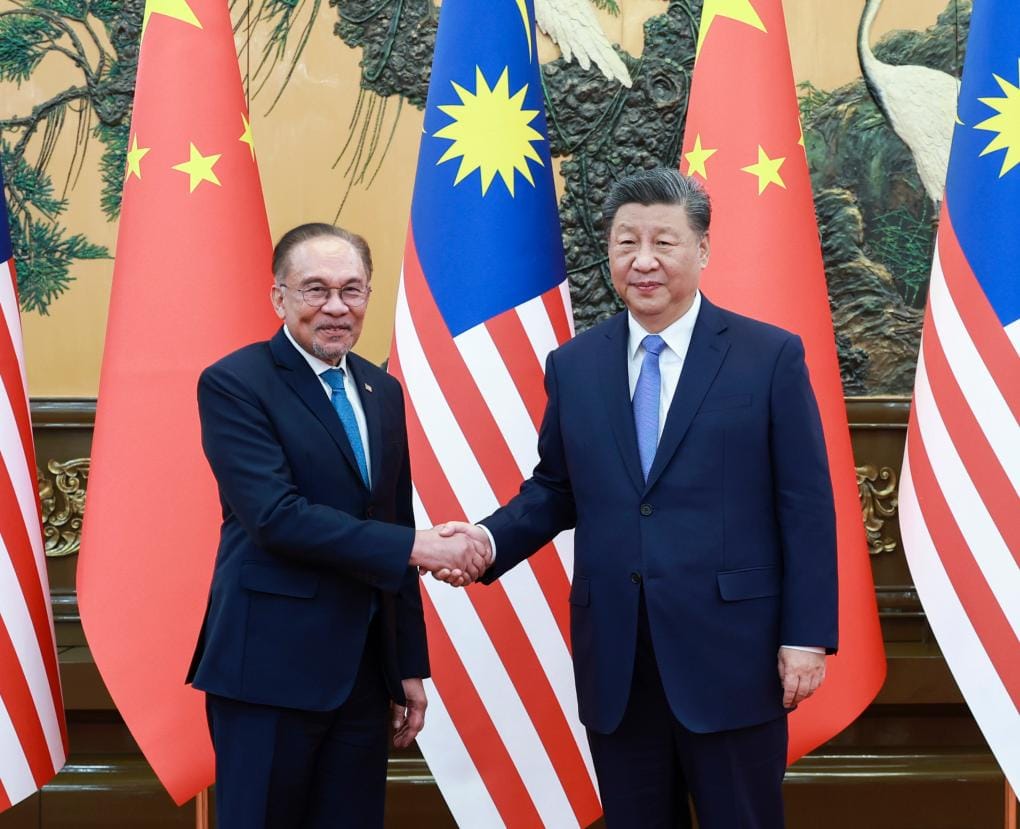 Chinese President Xi Jinping meets with Prime Minister of Malaysia Anwar Ibrahim