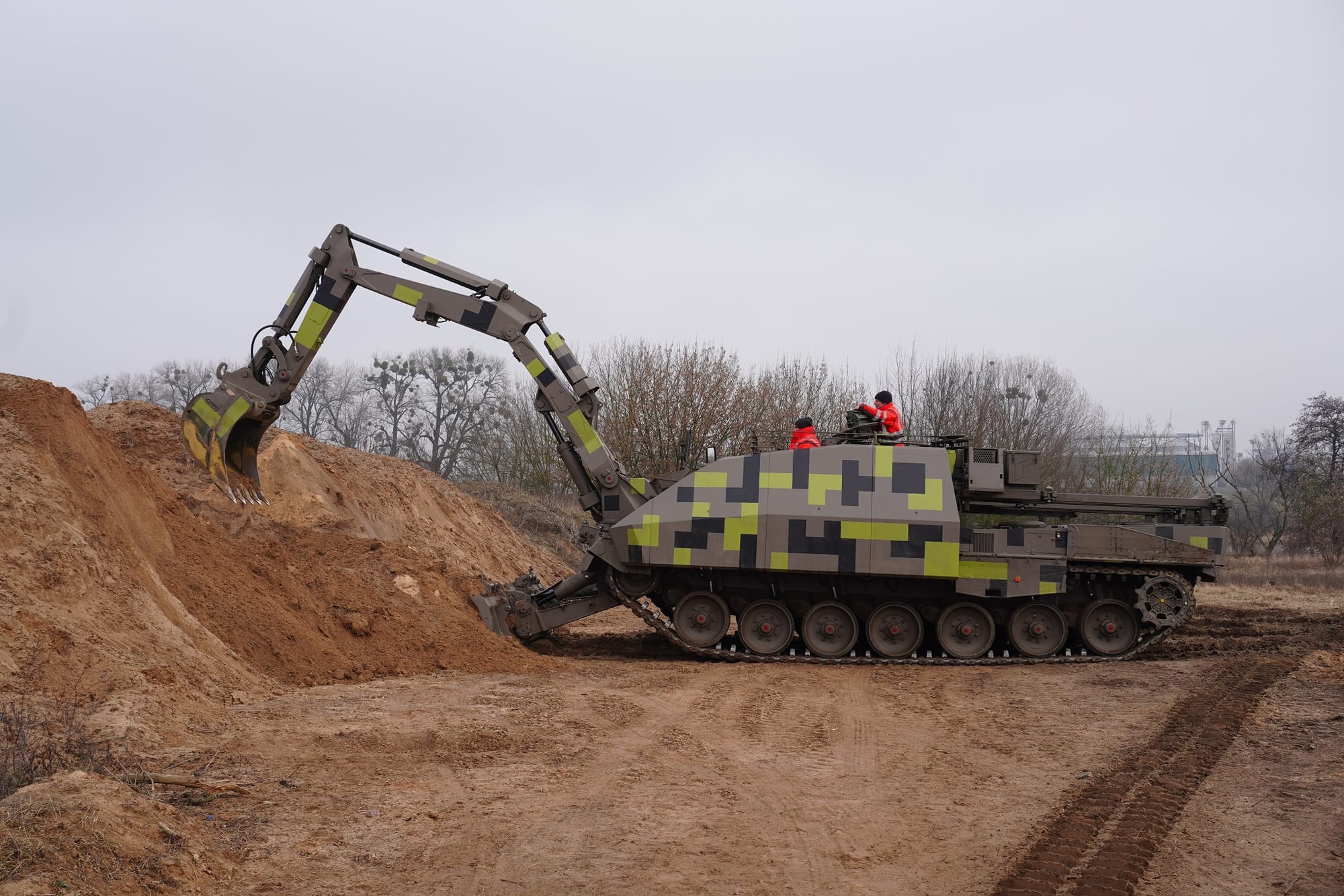 Rheinmetall Demonstrates the Kodiak Armored Engineer Vehicle (AEV 3) in Poland